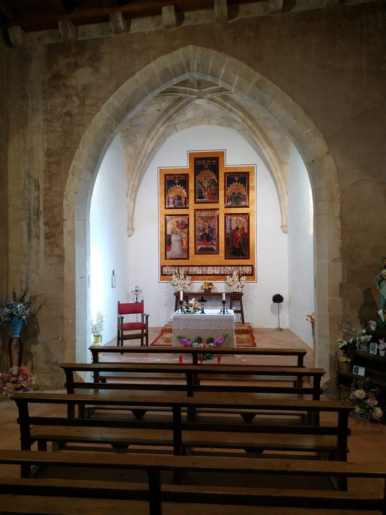 imagen del interior de la ermita