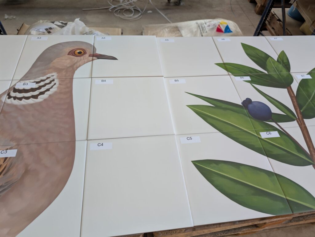 Etiquetado de las piezas del mural cerámico para una fácil colocación
