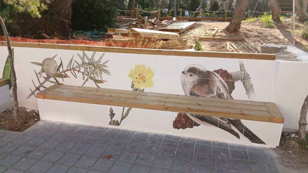 Detalle del mural cerámico con ilustración de fauna autóctona en El Saler