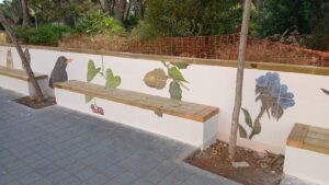 Bancos cerámicos reconstruidos con mural cerámico de fauna y flora del Saler.
