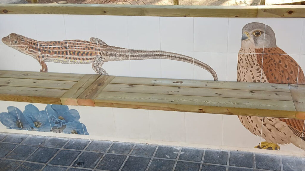 Banco número 1 del mural cerámico con ilustración de fauna y flora de la Albufera