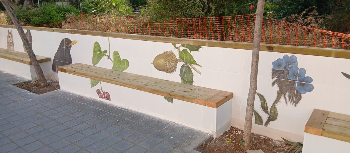 Bancos cerámicos reconstruidos con mural cerámico de fauna y flora del Saler.